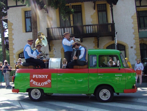 MUSIK auf RÄDERN - auf spezielle Oldtimer, schaffen wir eine fröhliche Stimmung in ihrer Stadt.