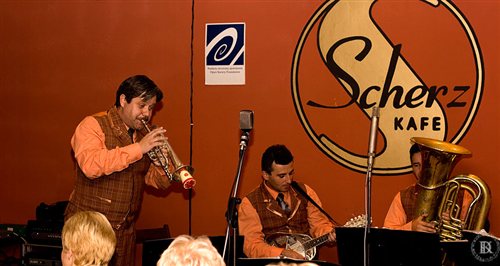 funny-fellows-cafe-scherz