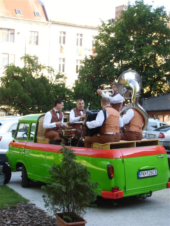 funny-fellows-artcar-barkas
